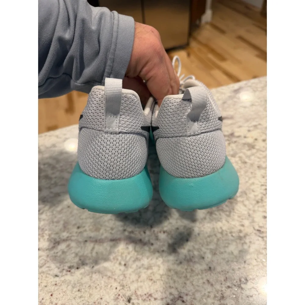 Nike Roshe One Mens 9.5‎ Wolf Grey Island Turquoise Running Shoes 511881-013